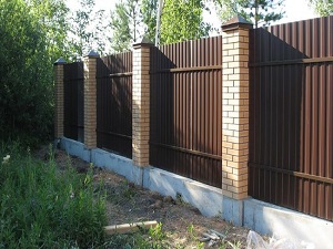 коричневый забор со столбами из профнастила