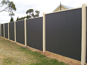 черный забор из профнастила с песочными столбами